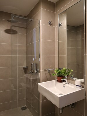 Tropical 2BR Apartment - Essential Travelers Only | Badezimmer | Dusche, Haartrockner, Hausschuhe, Bidet