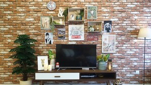 Audrey 2BR Apartment - Essential Travelers Only | Sala de estar | TV LED