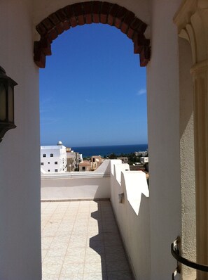 المنطقة المحيطة بالمنشأة