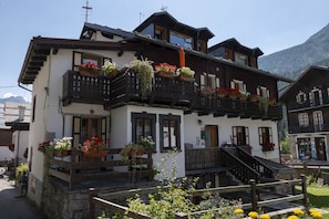 Front of property - Incanto Walser Apartments PIAZZA (Macugnaga)