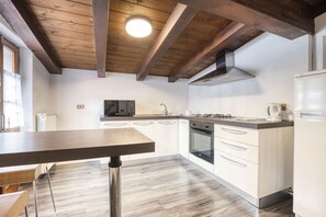 Apartamento, 2 quartos, sacada, vista para a montanha (Piazza 1) | Cozinha privada | Geladeira, micro-ondas, fogão, cooktop