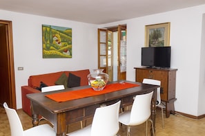 Apartamento, 2 quartos, sacada, vista para a montanha (Piazza 1) | Sala de estar | TV