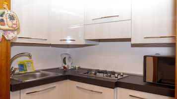 Apartment, 2 Bedrooms, Mountain View (Piazza 2) | Private kitchen | Fridge, oven, stovetop, electric kettle