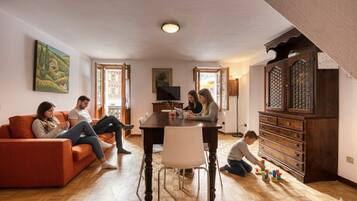 Apartment, 2 Schlafzimmer, Balkon, Bergblick (Piazza 1) | Wohnbereich | Fernseher