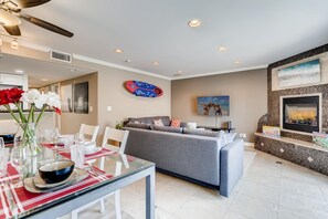 Villa, 3 soverom | Oppholdsområde | En 50-tommers TV med kabel-kanaler samt Netflix og leker