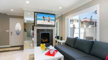 50-inch TV with cable channels, fireplace, Netflix