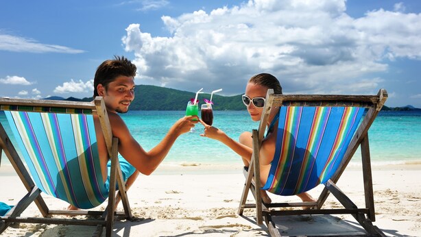 Two people toasting with drinks on a beach. - Costa Mesa/Newport - Fast WiFI - Work Stations - Free Parking - Self Check In! (CM-1) (Costa Mesa)
