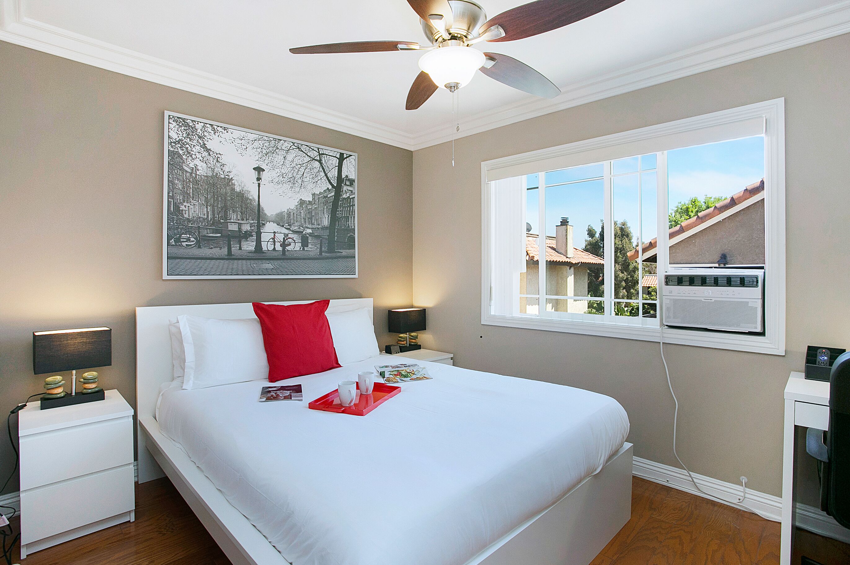 Apartment (2 Bedrooms) | 2 bedrooms, premium bedding, desk, laptop workspace