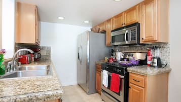 Apartment (2 Bedrooms) | Private kitchen | Microwave, oven, coffee/tea maker, electric kettle