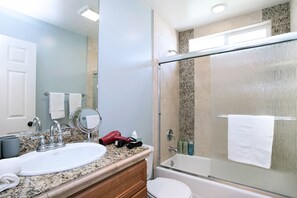 Kombinert dusj/badekar, håndklær, såpe og sjampo