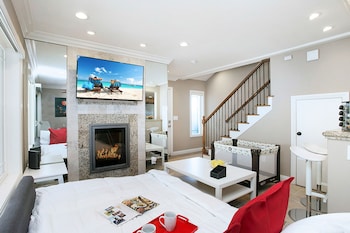 Awesome Multi Level - Large Patio - Fast WIFI - Work Desks - Sel