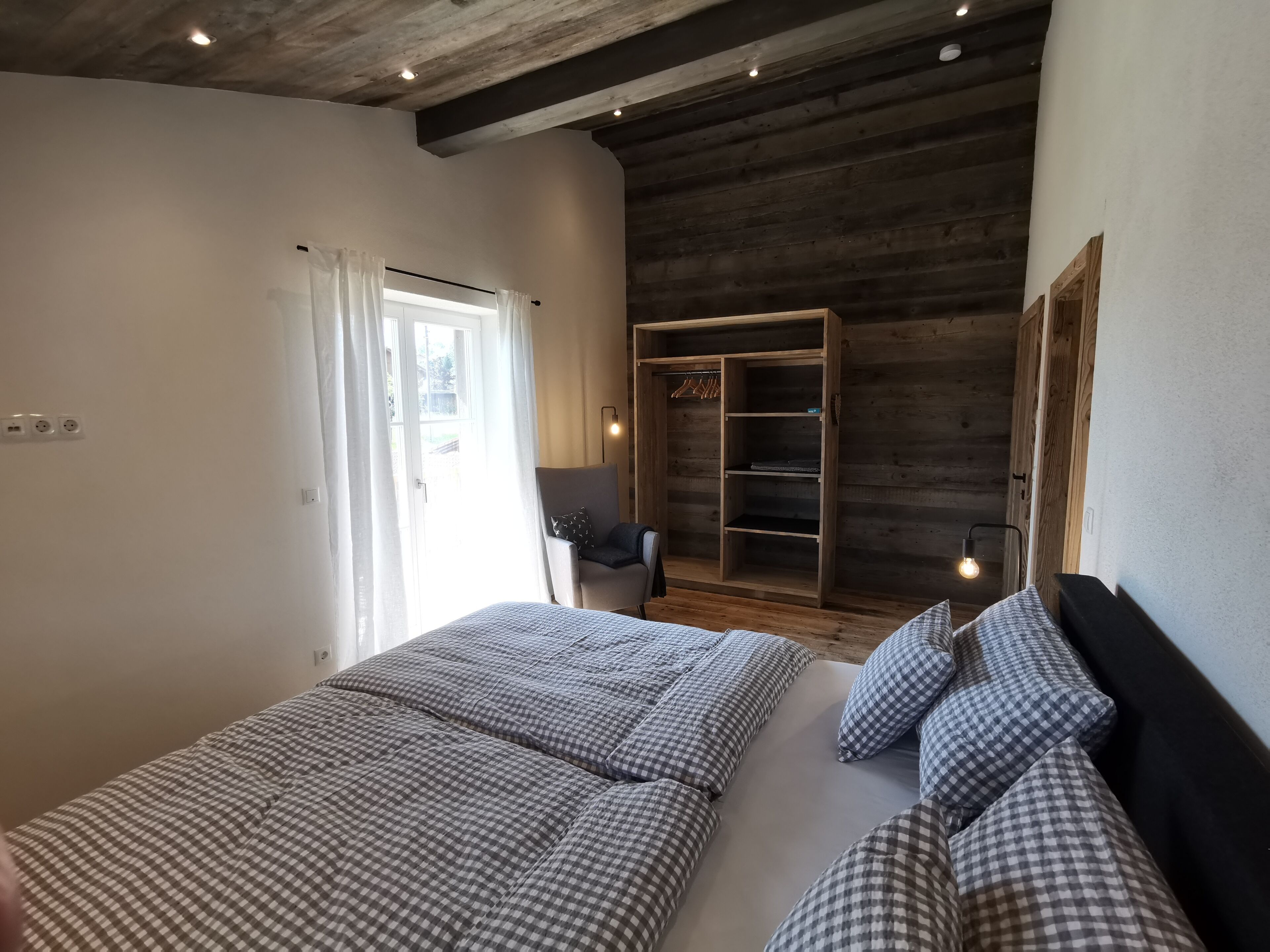 3 多间卧室、免费 WiFi、床单