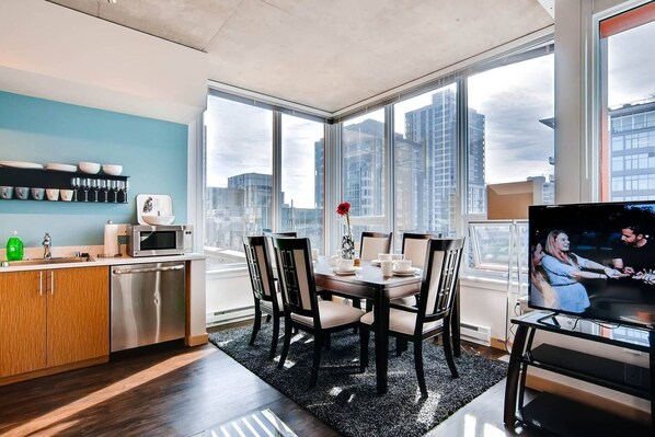 Refrigerador, microondas, horno, placa de cocina