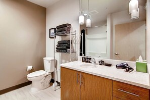 Bañera, secador de pelo, toallas, jabón