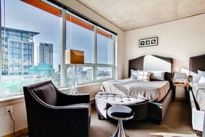 2 Schlafzimmer, laptopgeeigneter Arbeitsplatz, Bügeleisen/Bügelbrett