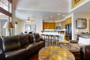 Een televisie, een open haard en een dvd-speler