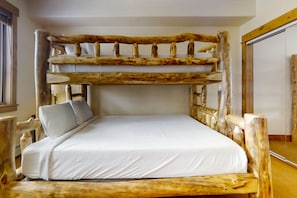 4 bedrooms, iron/ironing board, free Internet, bed sheets