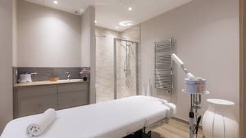 Een sauna, een stoombad, een Turks bad/hammam, massagebehandelingen