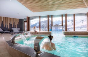 Piscina interna, guarda-sóis, espreguiçadeiras