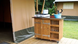 Refrigerador, microondas, placa de cocina, cafetera/tetera