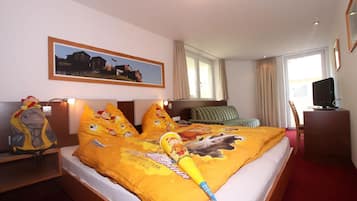2 bedrooms, iron/ironing board, free Internet
