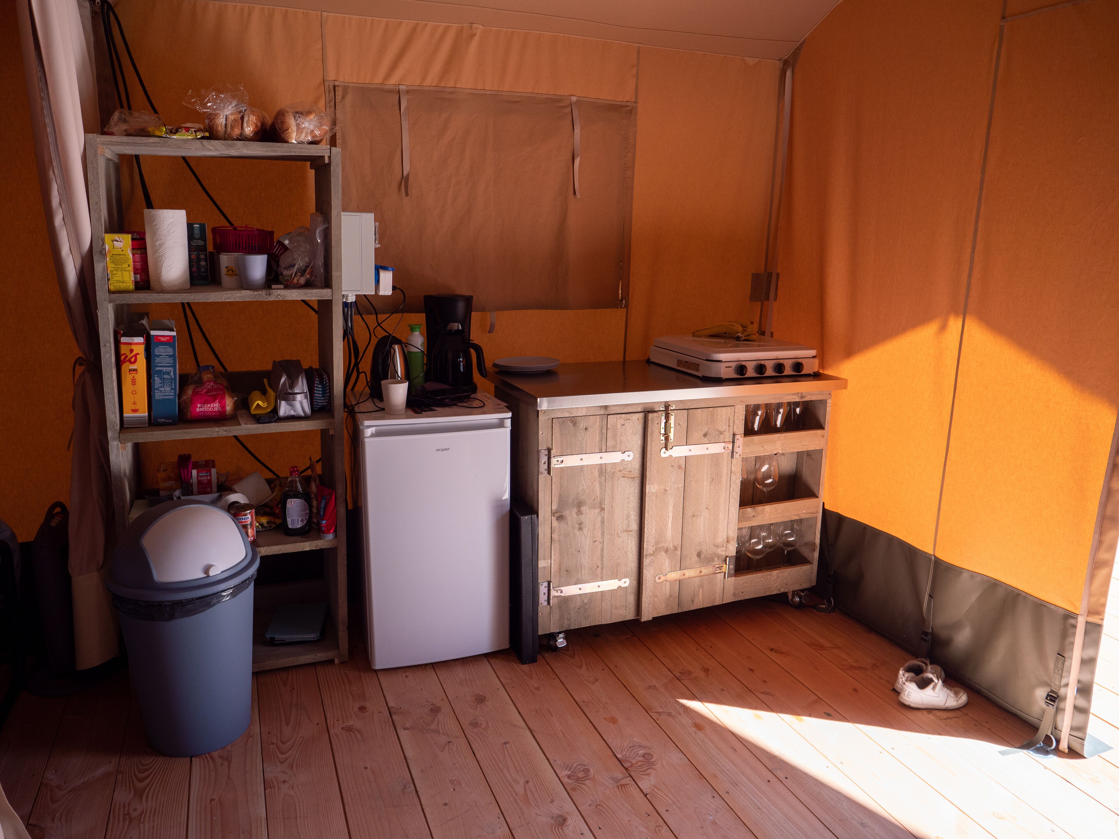 Tent (Safarizelt 6 Per mit eigener Sanitäre) | Private kitchenette | Fridge, stovetop, coffee/tea maker, electric kettle