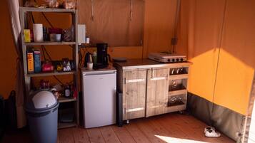 Tent (Safarizelt 6 Per mit eigener Sanitäre) | Private kitchenette | Fridge, stovetop, coffee/tea maker, electric kettle