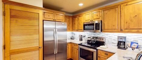 Refrigerador, microondas, horno y parrilla de estufa