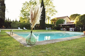 Seasonal outdoor pool, sun loungers - Embarben Maison d'hotes (Saint-Chamas)