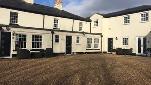 Exterior - 4 Bedroom & 4 Bathroom House near St Neots (Saint Neots)