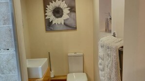 Shower, hair dryer, towels - 4 Bedroom & 4 Bathroom House near St Neots (Saint Neots)