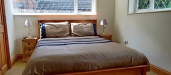 4BR & 4 Bathroom Cottage Parking  Garden Near St Neots