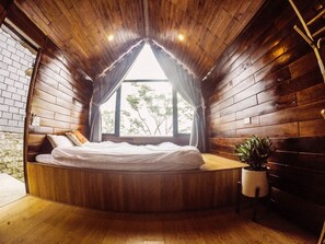 Chambre (Monica) | Salle de bain | Douche, articles de toilette (gratuits), serviettes fournies