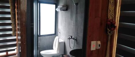 Chalet Swiss,1 Queen Bed | Bathroom | Shower, free toiletries, towels