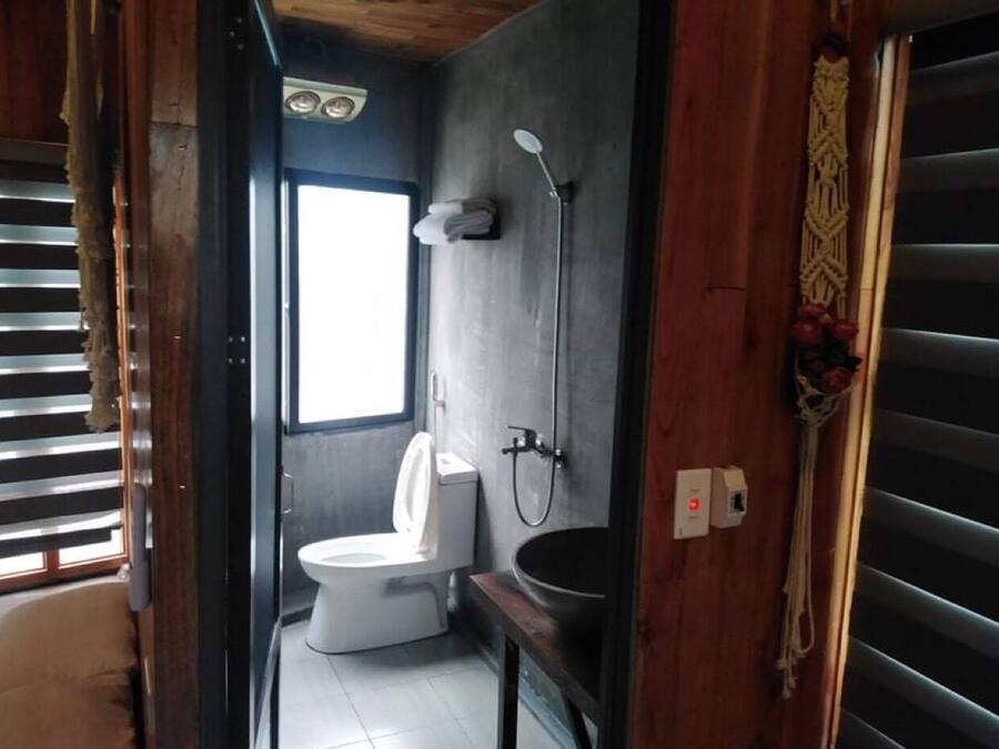 Chalet Swiss,1 Queen Bed | Bathroom | Shower, free toiletries, towels