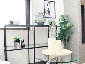 Escritorio, tabla de planchar con plancha, wifi gratis y ropa de cama 