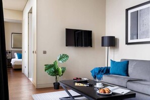 TV - JOIVY Spacious 1-bed Apt nearby Time Out Market &subway (Lisboa)