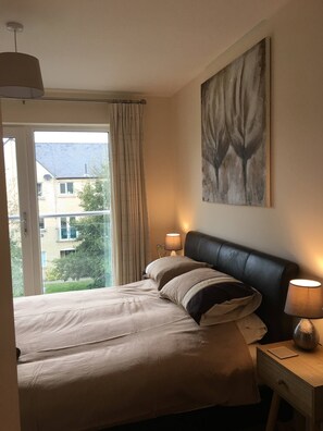 2 soverom, strykejern/-brett, internett og sengetøy