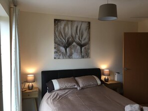 2 bedrooms, iron/ironing board, Internet, bed sheets