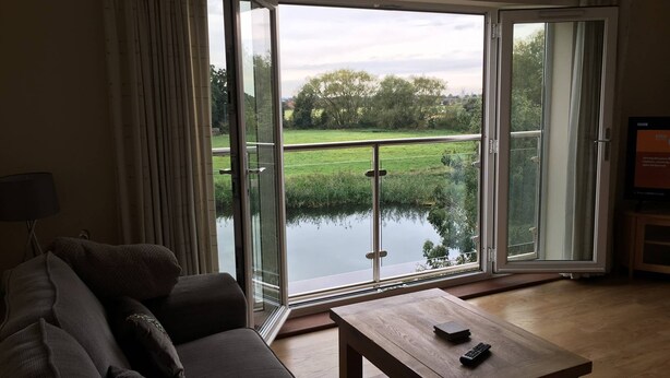 TV - 2 Bedroom Riverside Penthouse Apartment Little Paxton St Neots (Saint Neots)