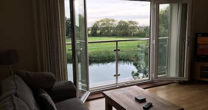 Riverside Penthouse 2BR & 2 Bath 2 Parking View Near St Neots