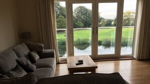 TV - 2 Bedroom Riverside Penthouse Apartment Little Paxton St Neots (Saint Neots)