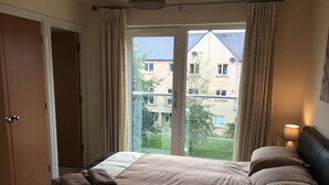 2 bedrooms, iron/ironing board, Internet, bed sheets - 2 Bedroom Riverside Penthouse Apartment Little Paxton St Neots (Saint Neots)