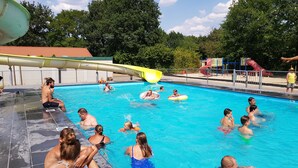 Outdoor pool - Safaritent at Vakantiepark De Tien Heugten (Schoonloo)