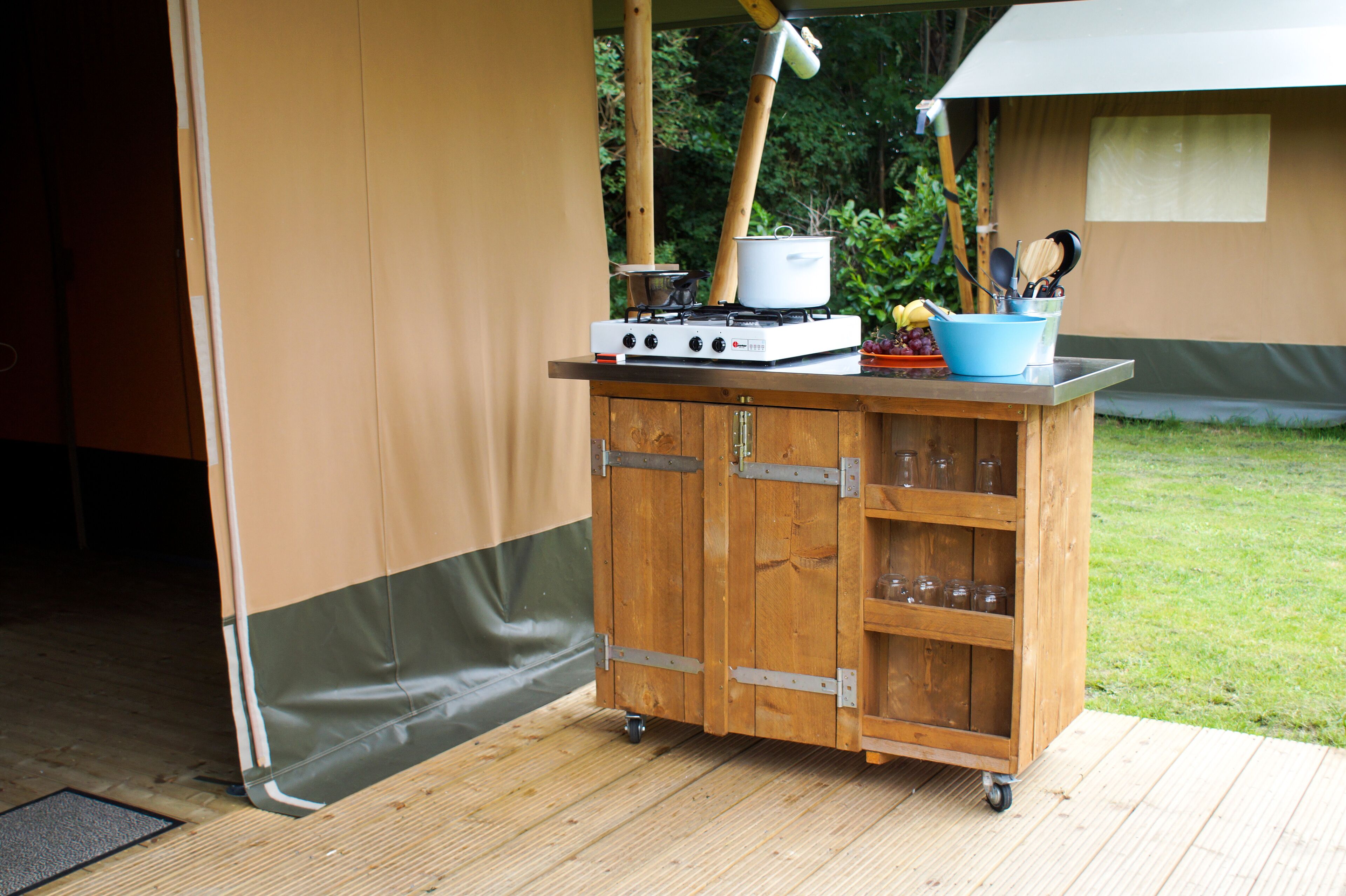 Tente (Safaritent 6 personen) | Coin cuisine privé | Réfrigérateur, plaque de cuisson, cafetière/bouilloire
