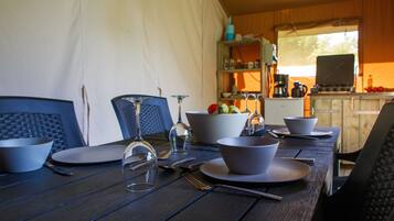 Tent (Safaritent 6 personen) | In-room dining