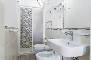 Basic Room (Stanza al Mare Tipologia A) | Bathroom