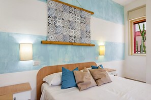 ห้องเบสิก (Stanza al Mare Tipologia A) | เปล/เตียงเด็กอ่อน, ผ้าปูที่นอน