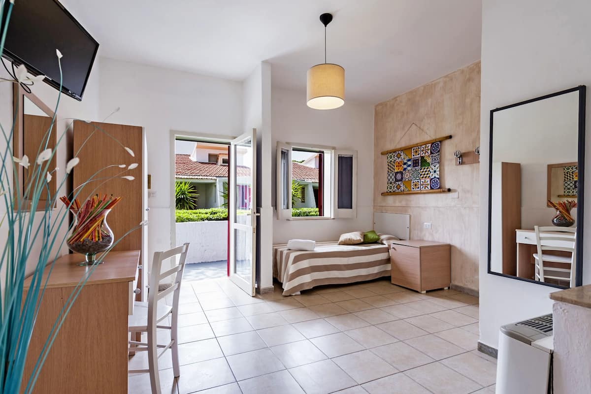 Habitación básica, cocineta (Stanza al Mare Tipologia B) | Cunas y ropa de cama