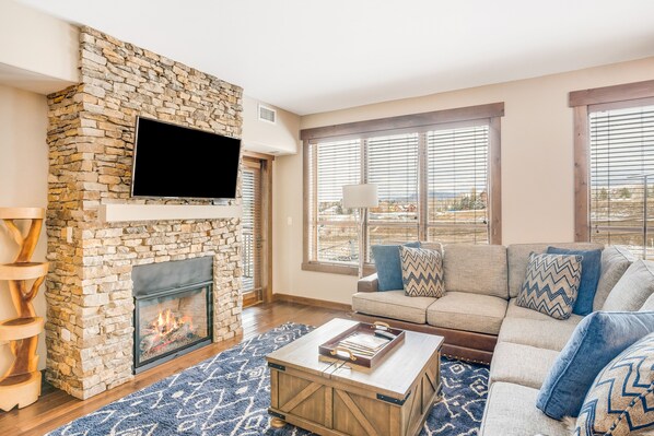 TV, fireplace